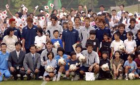 (4)Children cheer Japan squad
